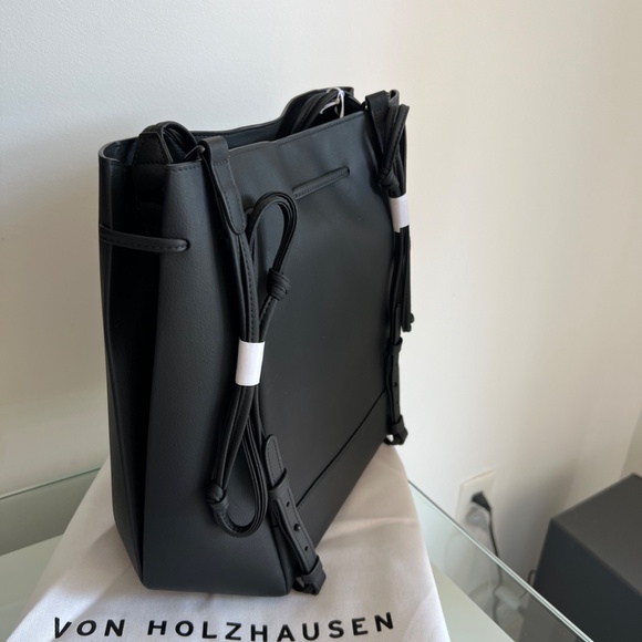 VON HOLZHAUSEN Large Black Vegan Leather The Bucket Backpack - Picture 3 of 9